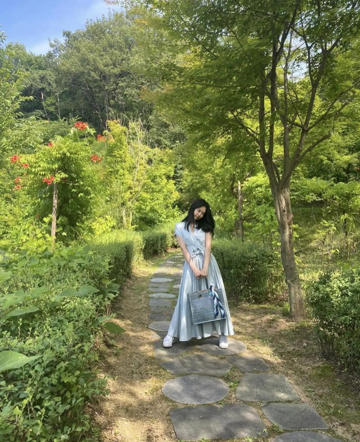 blackpink成员jennie晒照淡绿长裙美过仙女练舞照展实力