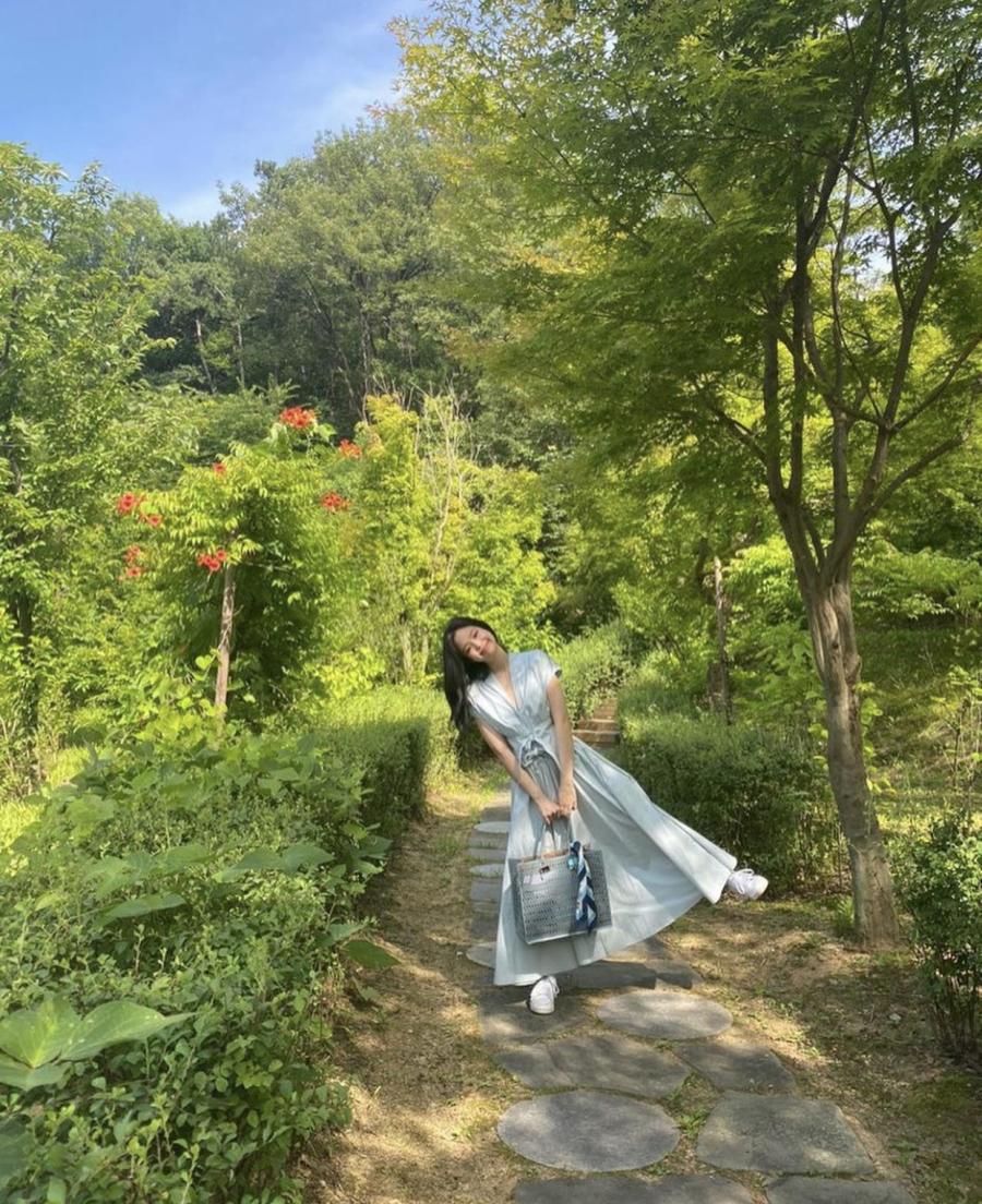 blackpink成员jennie晒照,淡绿长裙美过仙女,练舞照