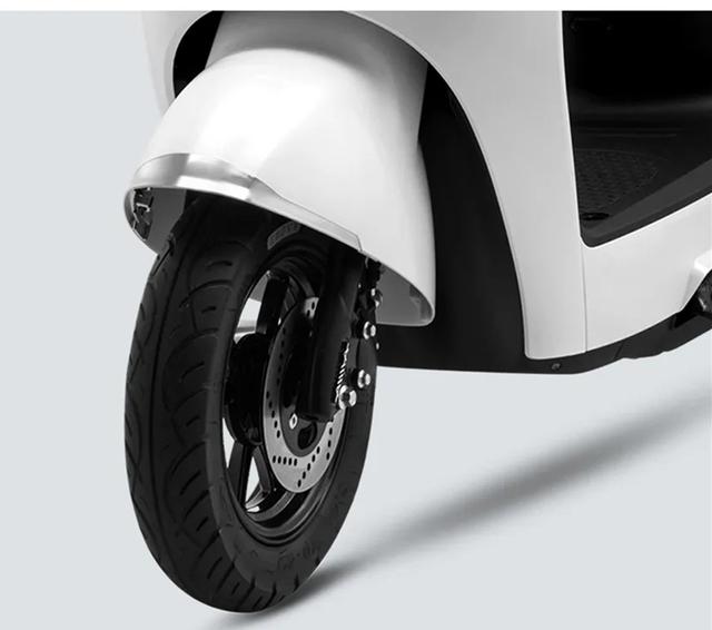 爱玛推出新电动车爱橙q500,配备60v20ah电池,最大续航达75km!