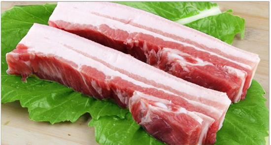 我们可以先摸一下五花肉的手感.