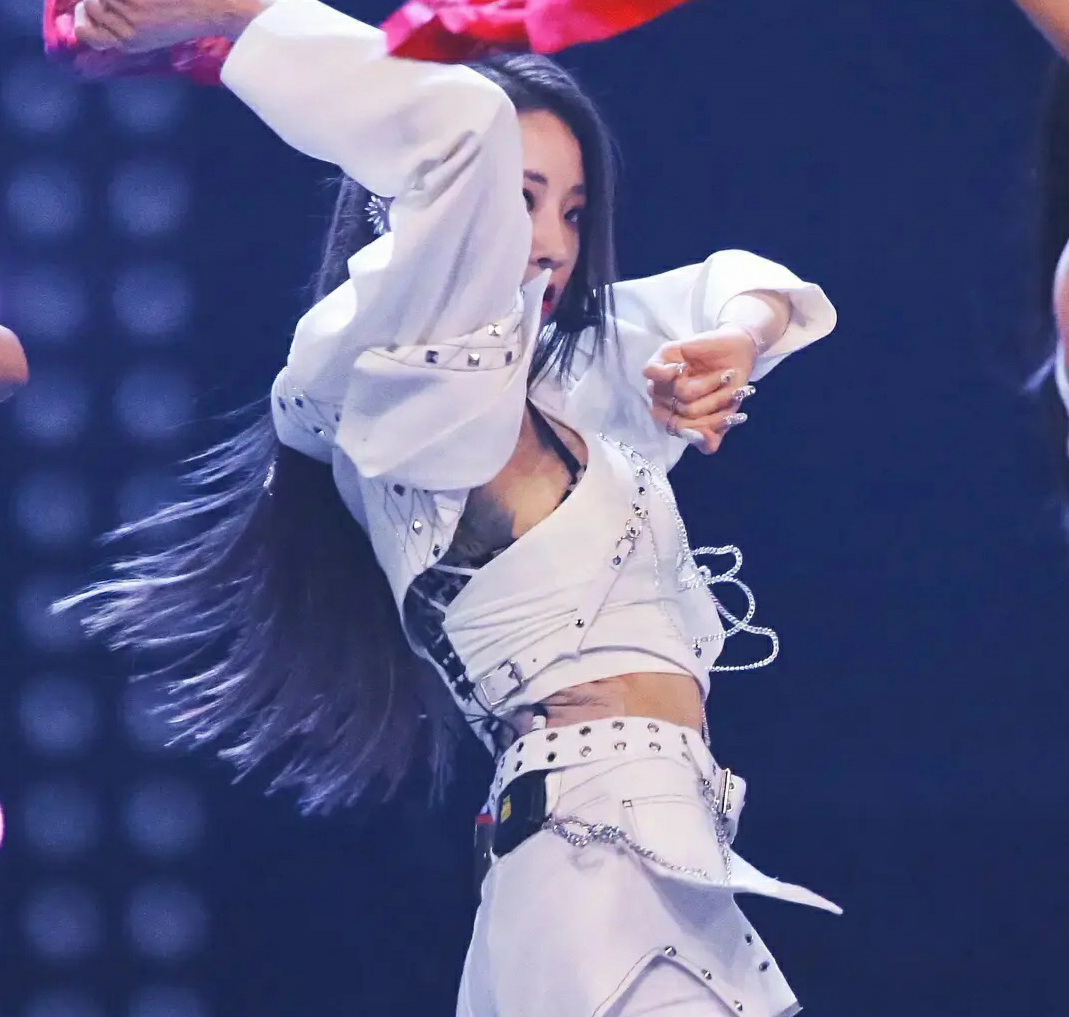 喻言原来还有大花背,用肉色胶带挡住了,网友:看着好社会