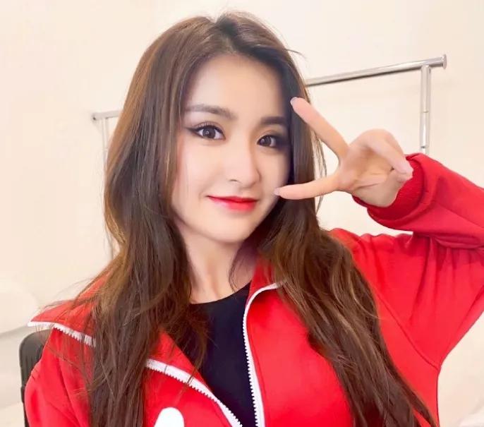 金子涵机场照生图显胖,照片放大三倍后,却发现美丽的误会