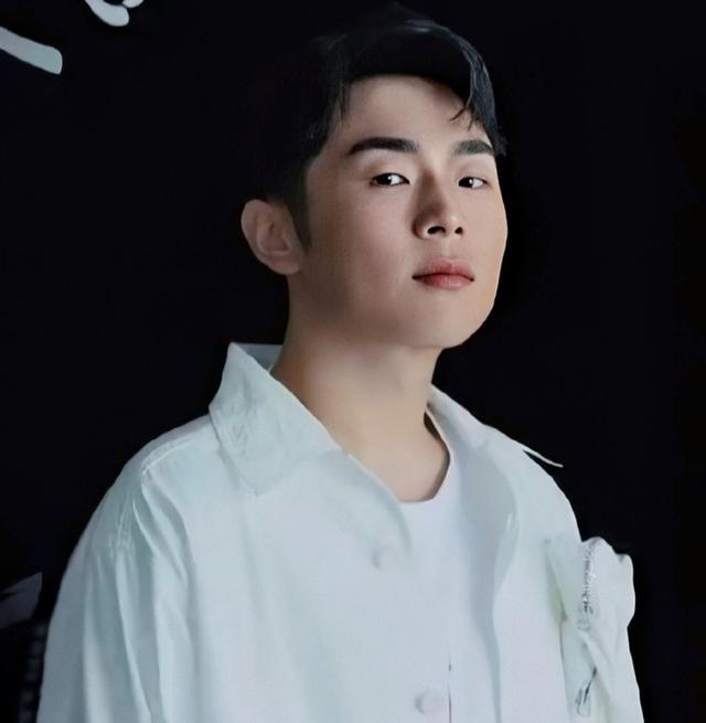 张九南杂志首秀上线他喜欢女生在家当全职太太