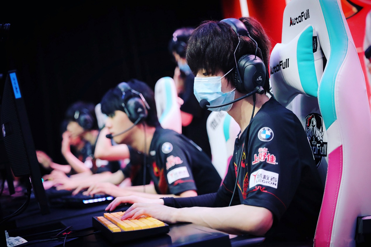 fpx阵容问题已暴露,战队积分不容乐观,进季后赛仍是一个迷