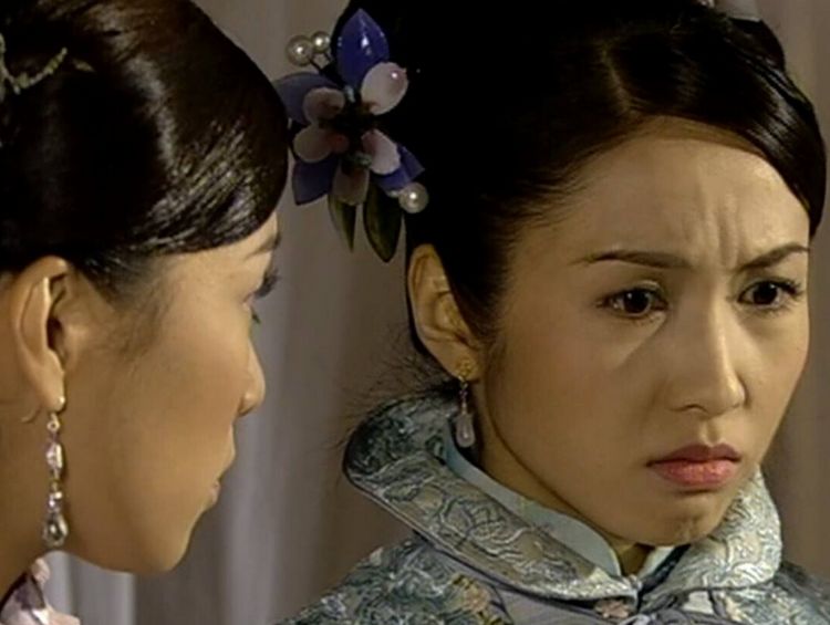 她13岁入宫后被封为妃子,膝下3个儿女,后因得罪皇后遭到降位