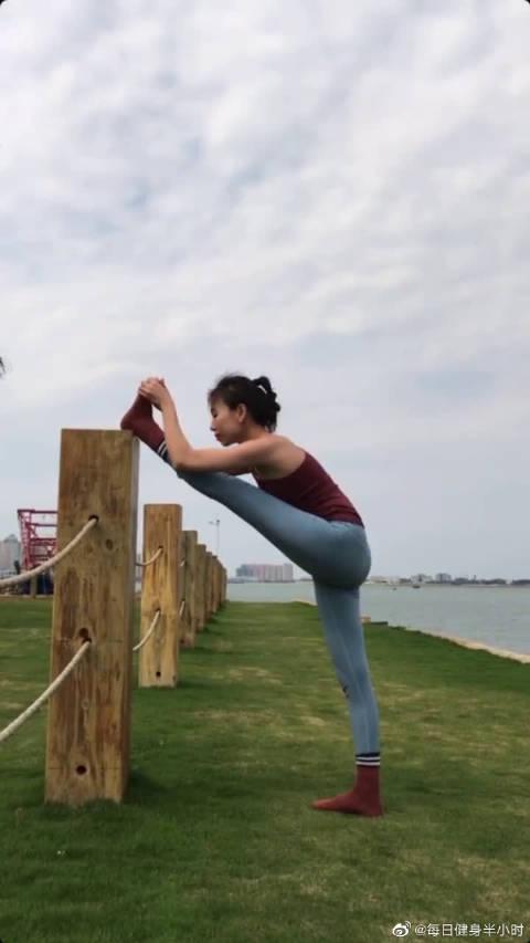 一字马压腿法,只要努力什么功都能练成,农村65岁大妈都能劈叉