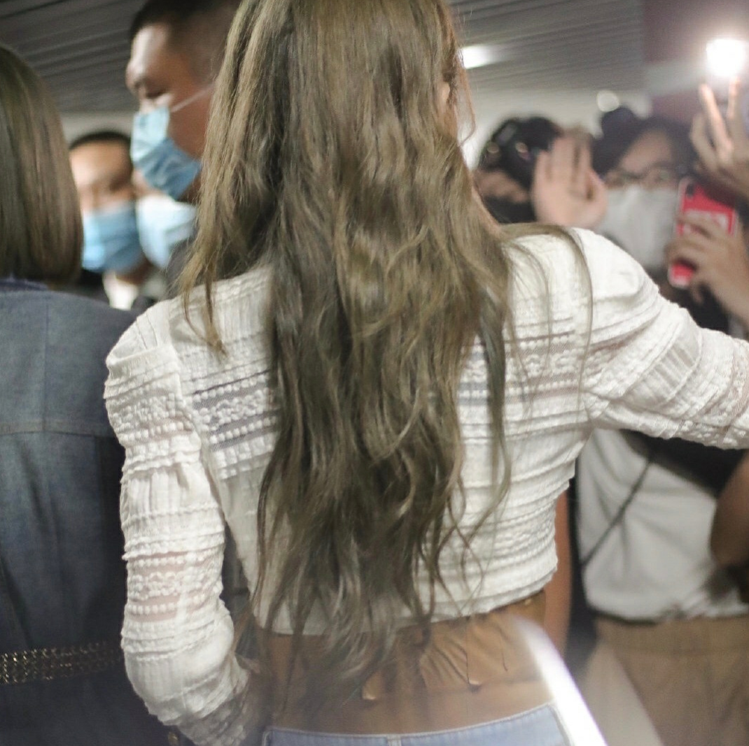 喻言原来还有大花背,用肉色胶带挡住了,网友:看着好社会