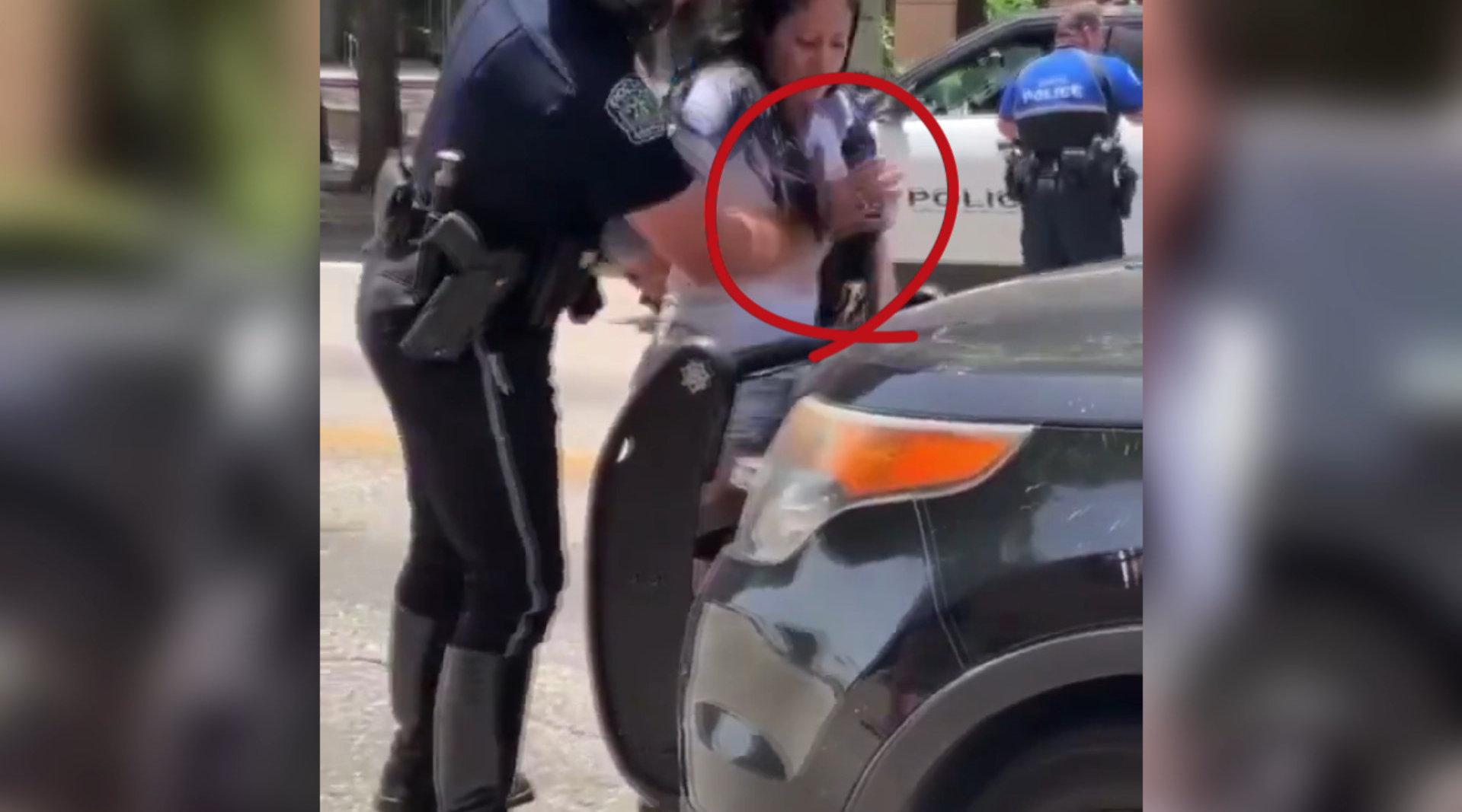 美国警察逮捕女子时疑似两次袭胸 当地警局辩护:行为符合规范