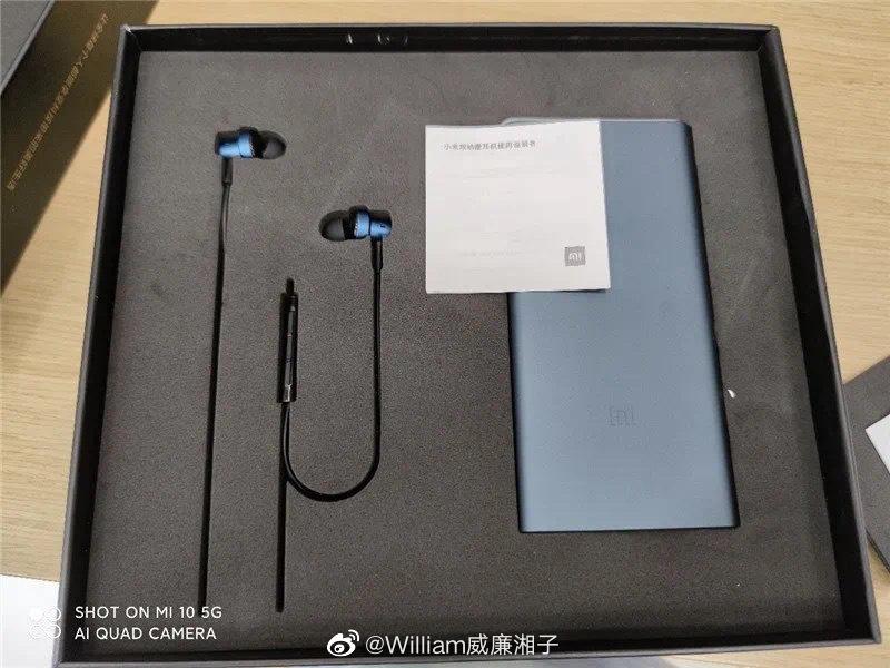 这里面有还未发布的 129 元小米双动圈耳机,以及 79 元的小米 10000