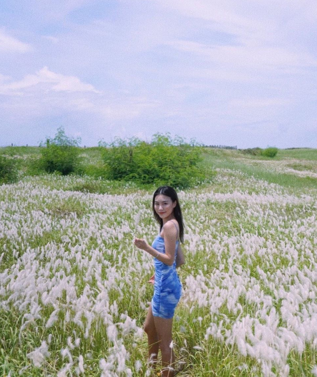 7月7日晚,苏湘涵在社交平台晒出一组照片,她身着蓝色吊带裙站在草丛中