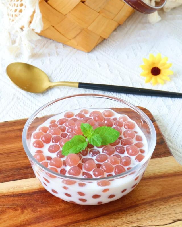 自制草莓珍珠奶茶,酸酸甜甜,好喝到转圈圈,值得一试