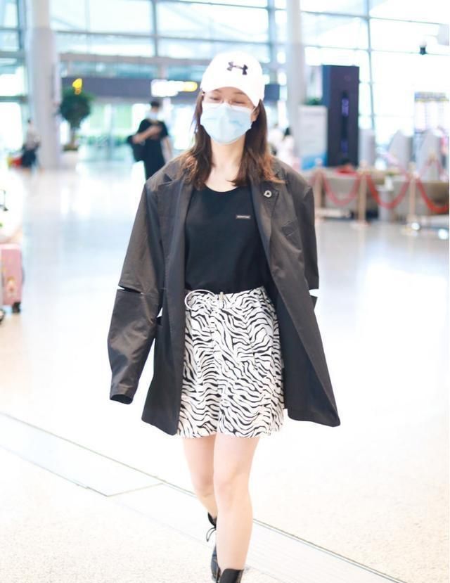 吴昕一字马上热搜,展现别样风采和魅力,复古穿搭气质十足