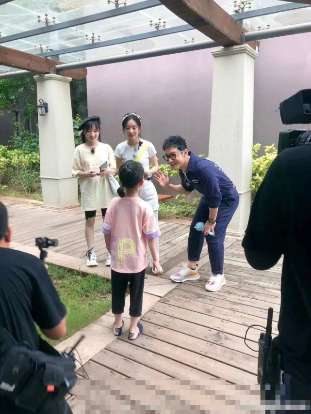 李浩菲和赵丽颖同框证实赵丽颖的真实身高比我们想象中高太多