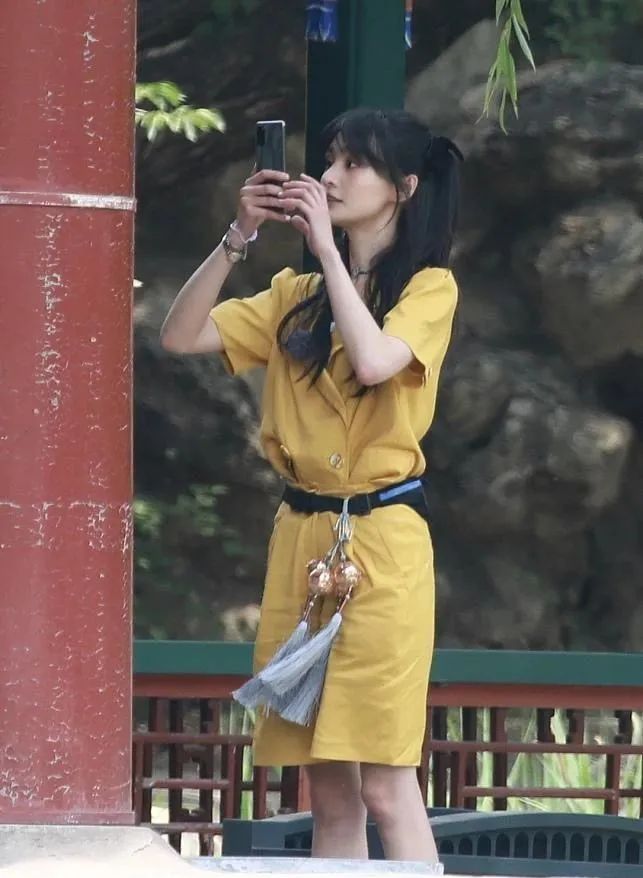 郑爽生图瘦脱相,竹竿身材腿部皮包骨,脸颊凹陷眼神涣散显沧桑