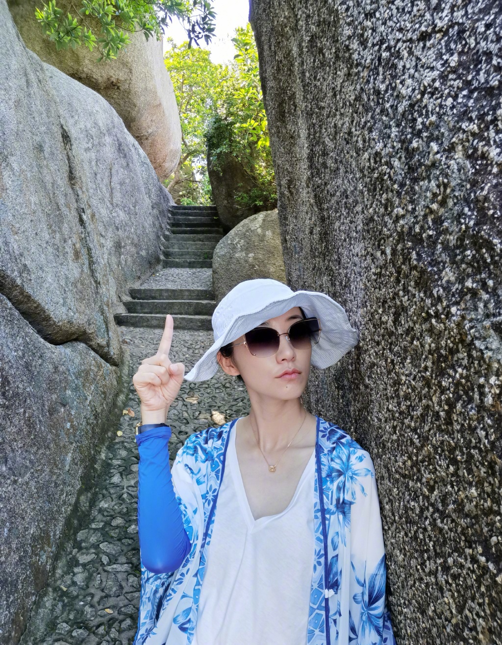 韩雪好接地气,穿印花防晒衣晒标准游客照,清新淡雅很低调