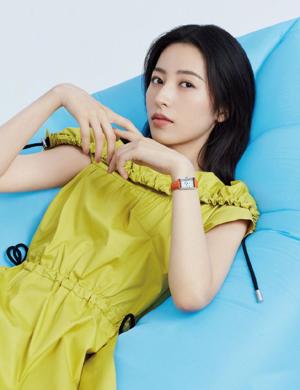 周雨彤气质开挂穿绿色荷叶边层叠裙出镜红配绿造型高级感满满