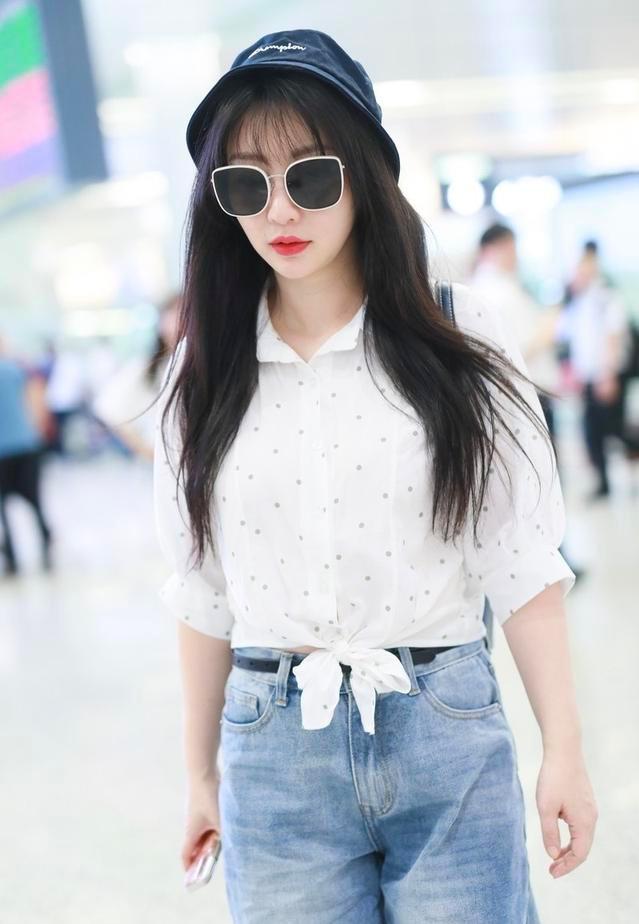 柳岩身材有名气,穿身休闲装气质蛮清纯,踩双厚底凉拖更随性