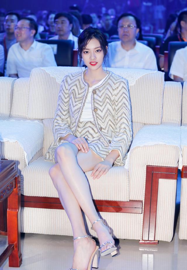 张艺上好酷,黑色西装配贴身半截裤,双腿笔直秒变视