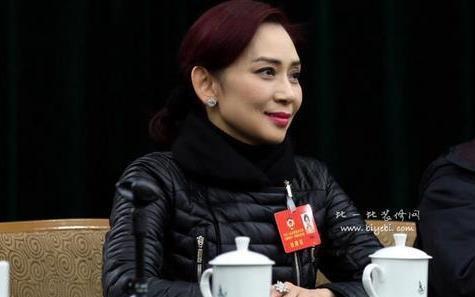 母亲患癌去世之后,为了养家,祁美云14岁就出去工作了.