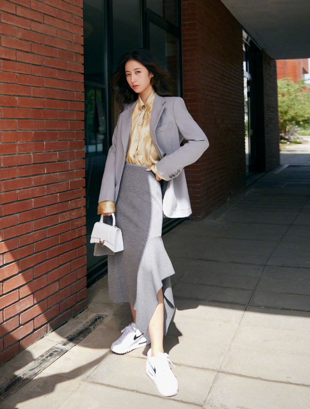 周雨彤气质开挂穿绿色荷叶边层叠裙出镜红配绿造型高级感满满