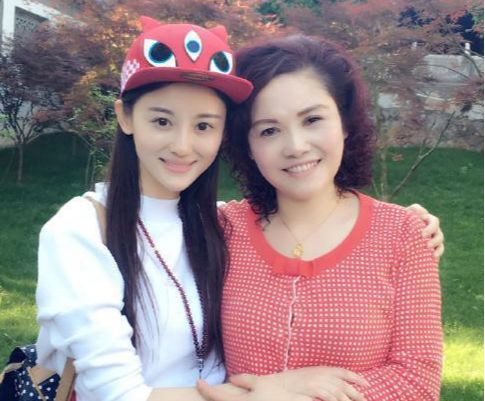 后来偶然间出演了张一山和杨紫主演的《老爸回家》,她便算是彻底踏上