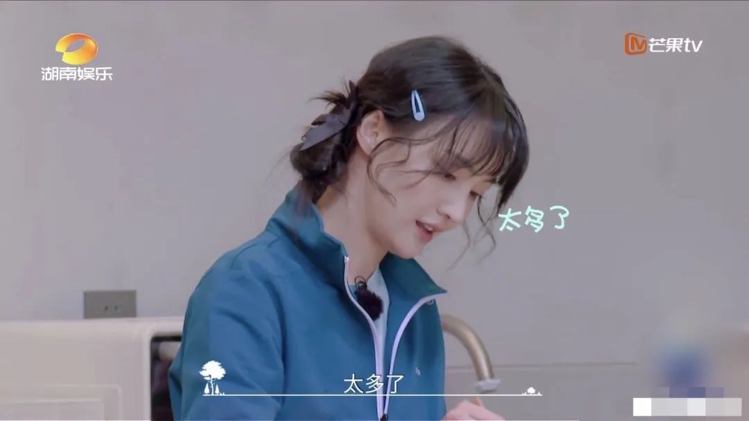 郑爽生图瘦脱相,竹竿身材腿部皮包骨,脸颊凹陷眼神涣散显沧桑