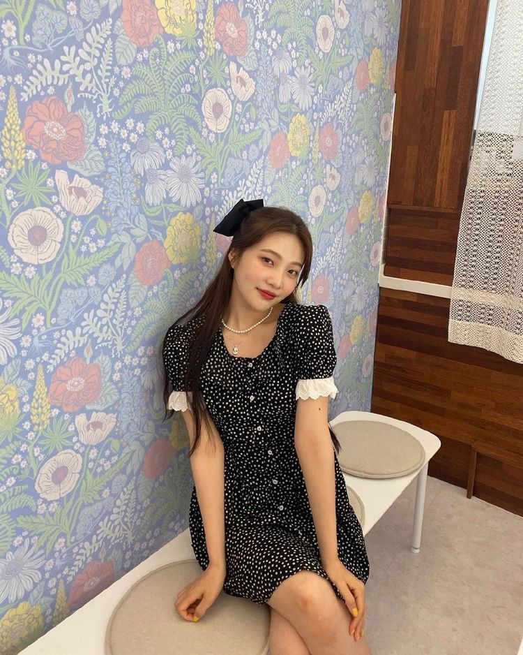 颜值很重要,朴秀荣hold住芭比粉花衣服,配牛仔裤穿出甜美范