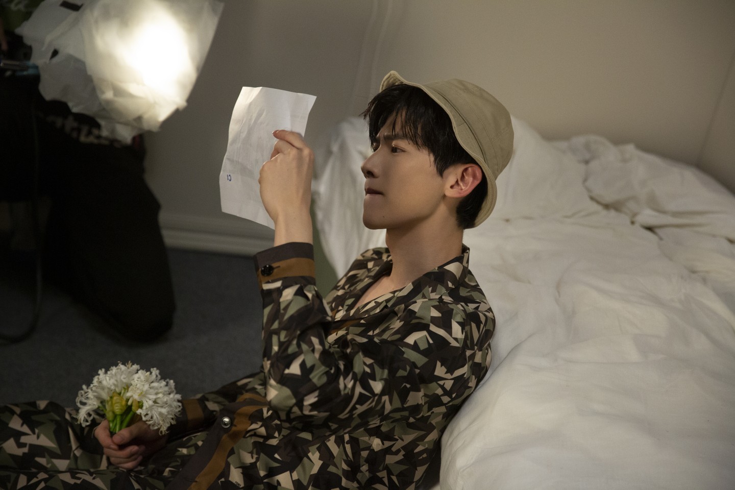 白敬亭九宫格封面大片,夏日午后静谧时光,清爽少年随性慵懒