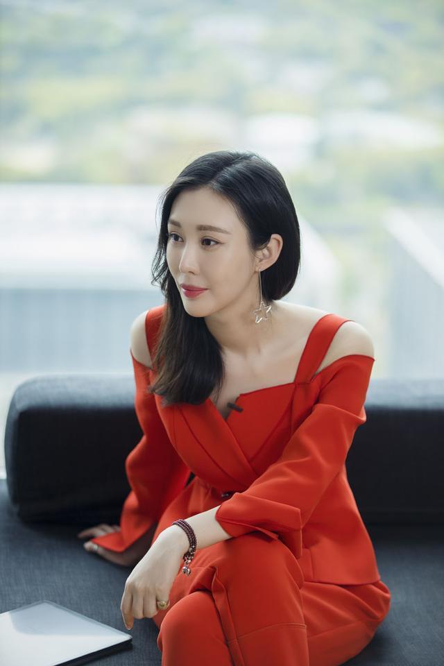 田朴珺不愧是"王的女人",穿旗袍大秀窈窕好身材,优雅又贵气!