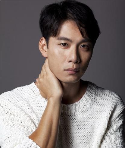 他是中国人,在新加坡发展的比中国还好,却宁愿在中国跑龙套