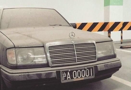 这款黑牌照也特别的霸气,沪a00001的车牌号堪称是上海的1号车牌.