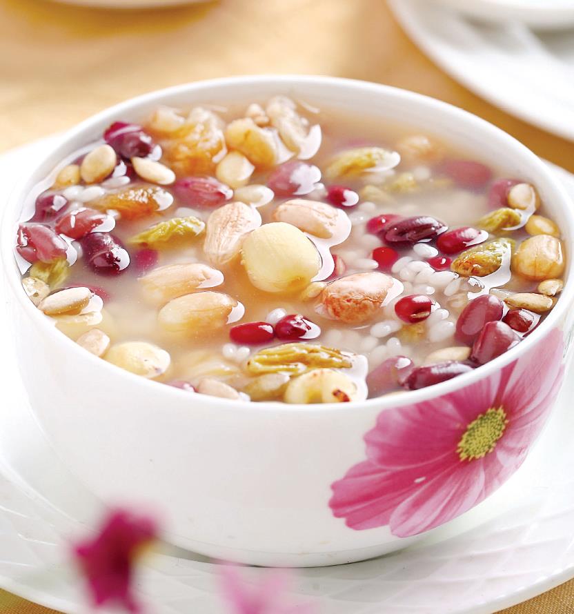 八宝粥糖水食材:糯米80克,赤豆100克,花生米,葡萄干,莲子各50克,松子