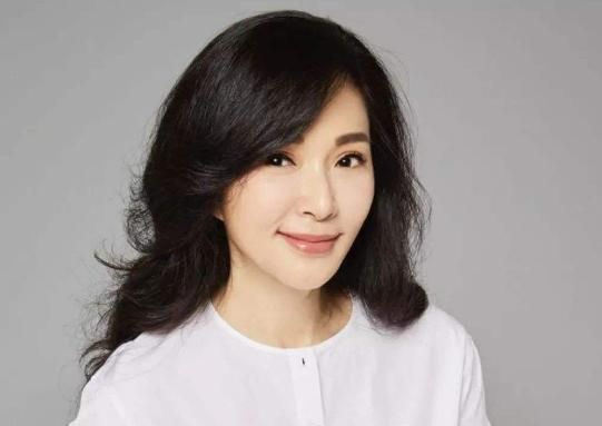 她是苦情戏女主专业户,一生只谈过一次恋爱,如今54岁仍单身