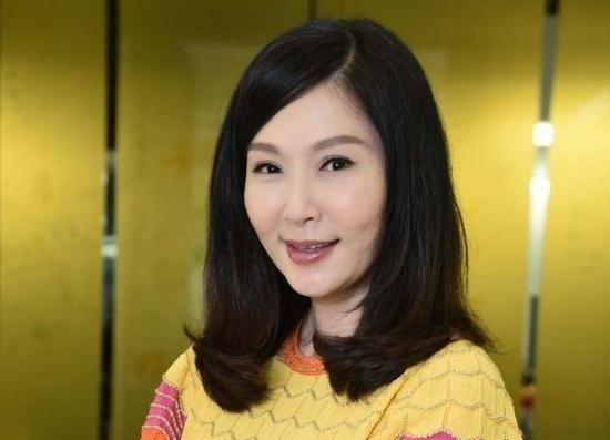 她是苦情戏女主专业户,一生只谈过一次恋爱,如今54岁仍单身