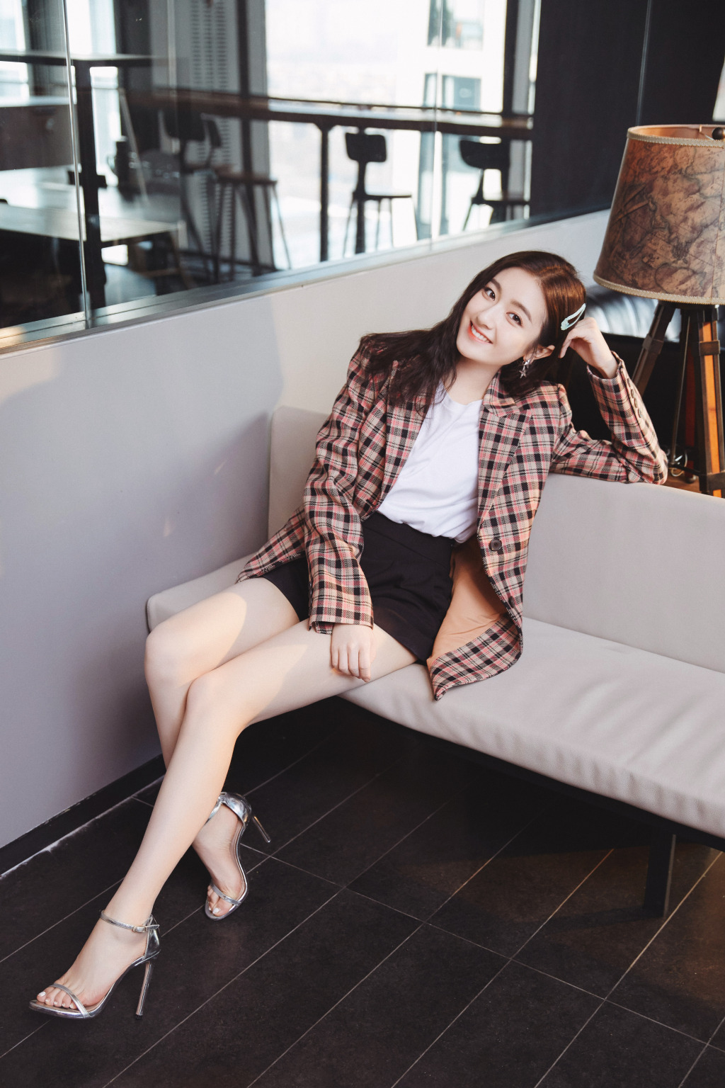 李兰迪逆袭成功,穿牛仔裤秀"漫画腿",配马丁靴机场走出超模范