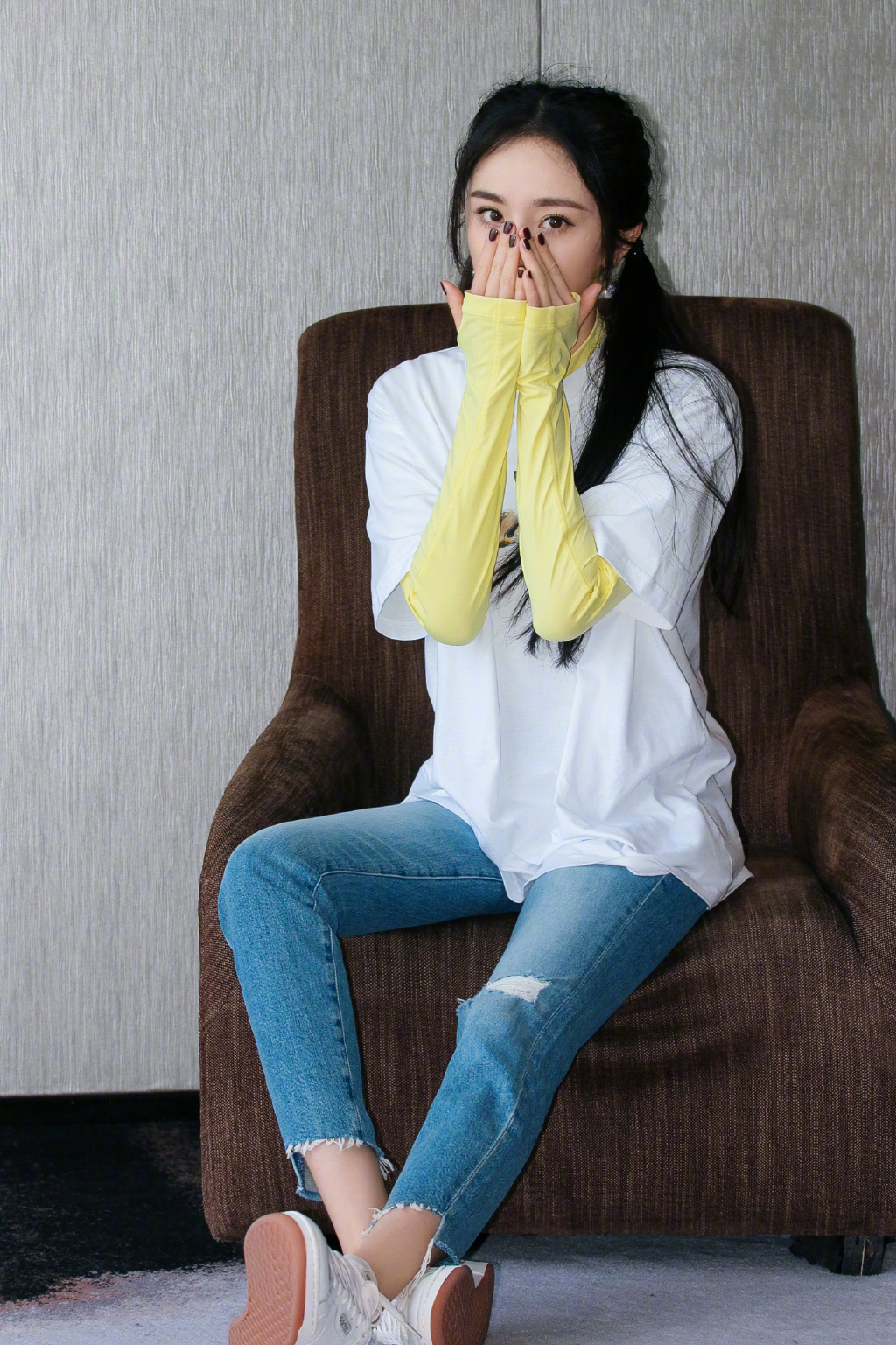 杨幂真是个时髦精西服搭配牛仔裤高级精致看不出有33岁了