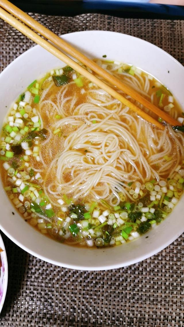 葱花香加耗油,生抽,醋,香油,香菜水烧开浇到调料汁中煮挂面捞面到碗中