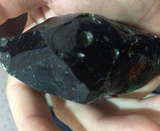 农民工在河边捡到黑石头找人鉴定后全家高兴坏了