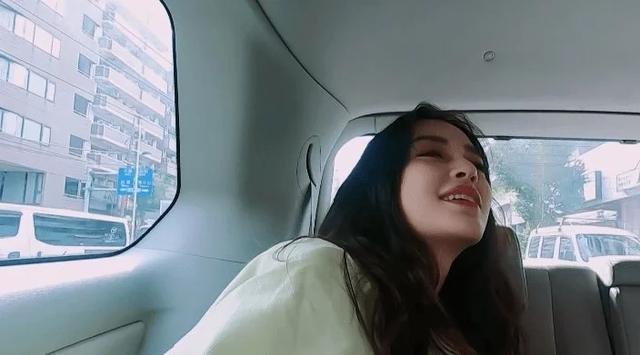 baby在车上眯着眼睛睡觉,当镜头拉近她的脸时,妥妥的睡美人啊