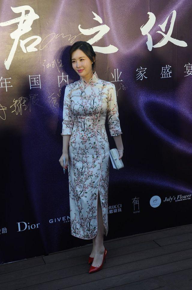 田朴珺不愧是"王的女人",穿旗袍大秀窈窕好身材,优雅又贵气!