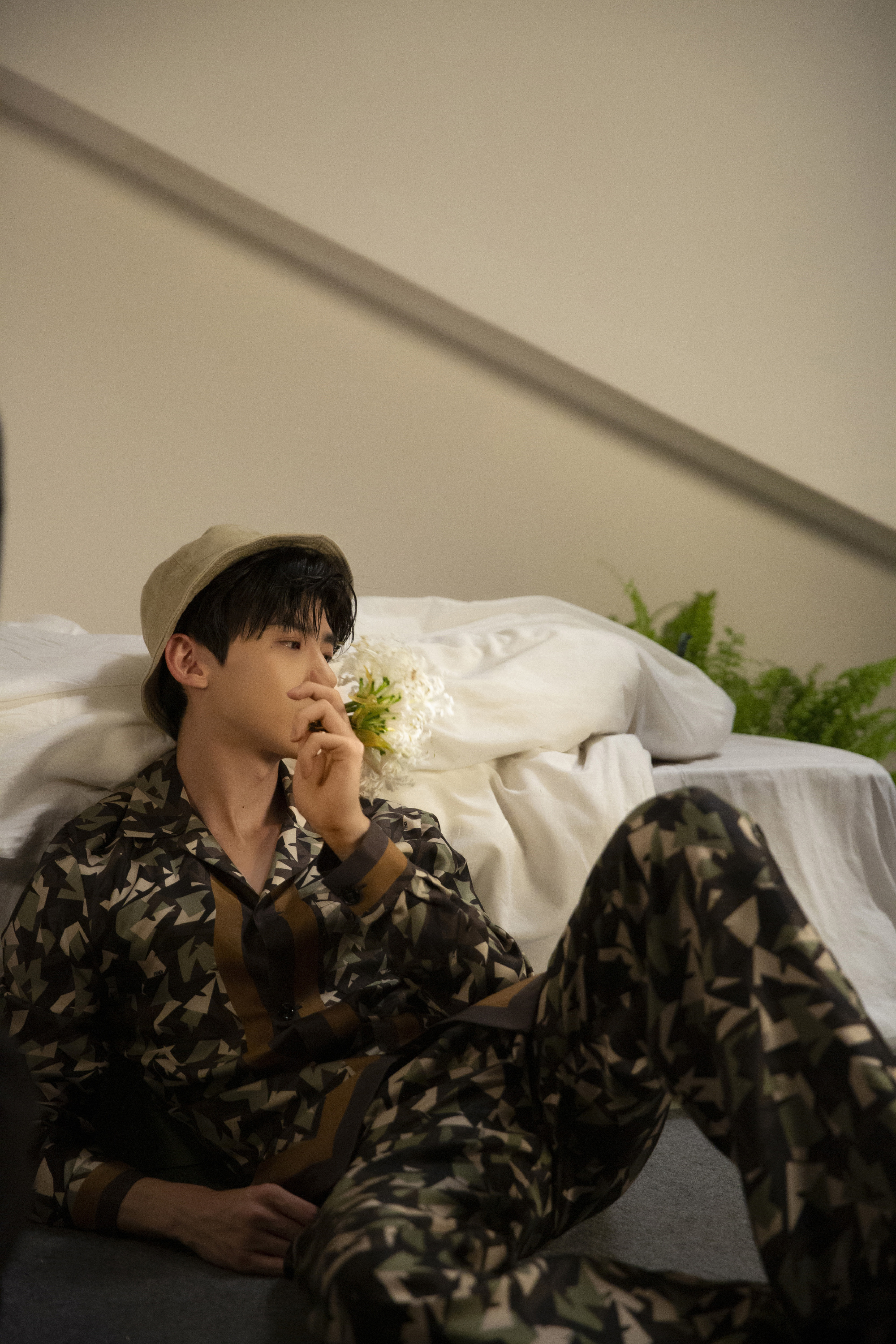 白敬亭九宫格封面大片,夏日午后静谧时光,清爽少年随性慵懒