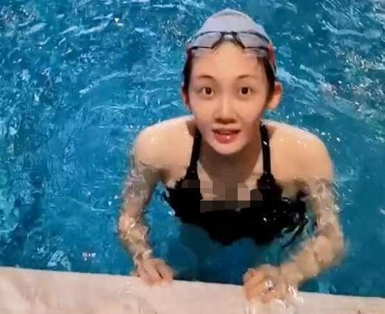 32岁苗苗挺孕肚游泳还劈叉,泳装清纯动人,婚后完全歇业生活滋润