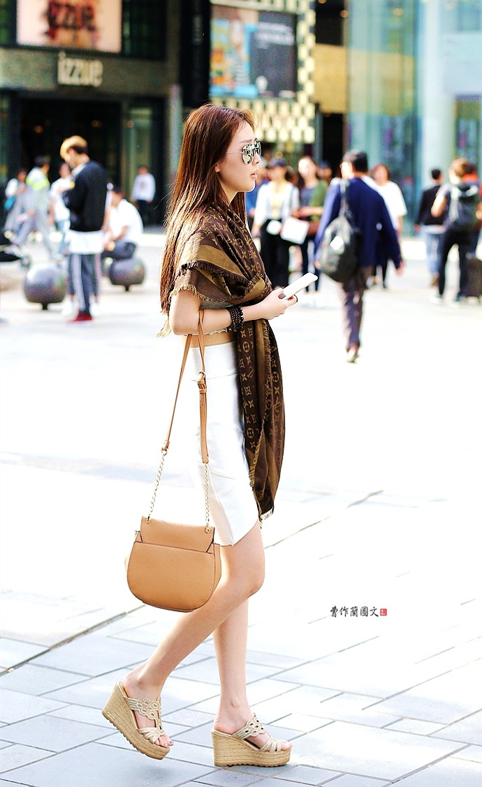 街拍:穿出身材新高度的坡跟鞋美女