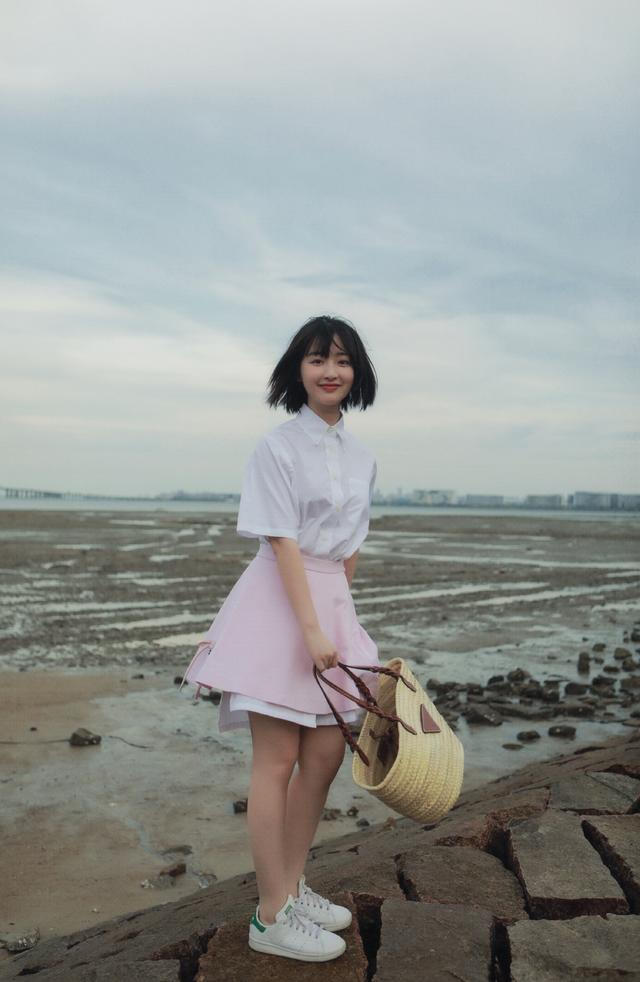 邓恩熙真没谎报年龄,衬衫裙叠穿小粉裙,配短发就是15岁初中生