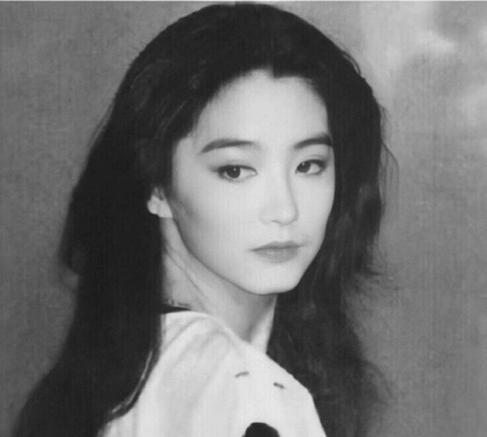 66岁的林青霞,肤如凝脂,态若当年