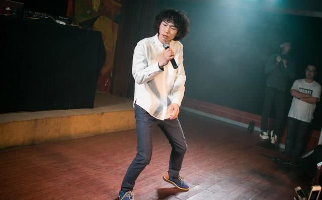 他靠一首神曲走红,却因假唱自毁前程,如今沦落农村卖唱