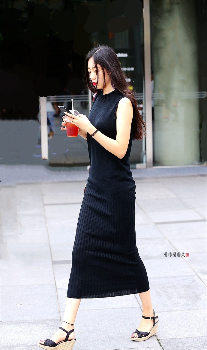 街拍:穿出身材新高度的坡跟鞋美女