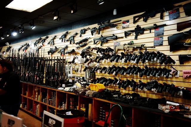 疫情与骚乱双重打击下,唯有枪店生意兴隆,不用促销一样客户不断