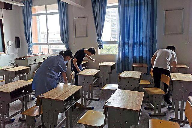 武汉市武钢三中,高三毕业生打扫教室,迎接学弟学妹归来