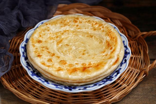 烙油饼用热水还是凉水?掌握两点,外酥内软分层多,放两天都不硬
